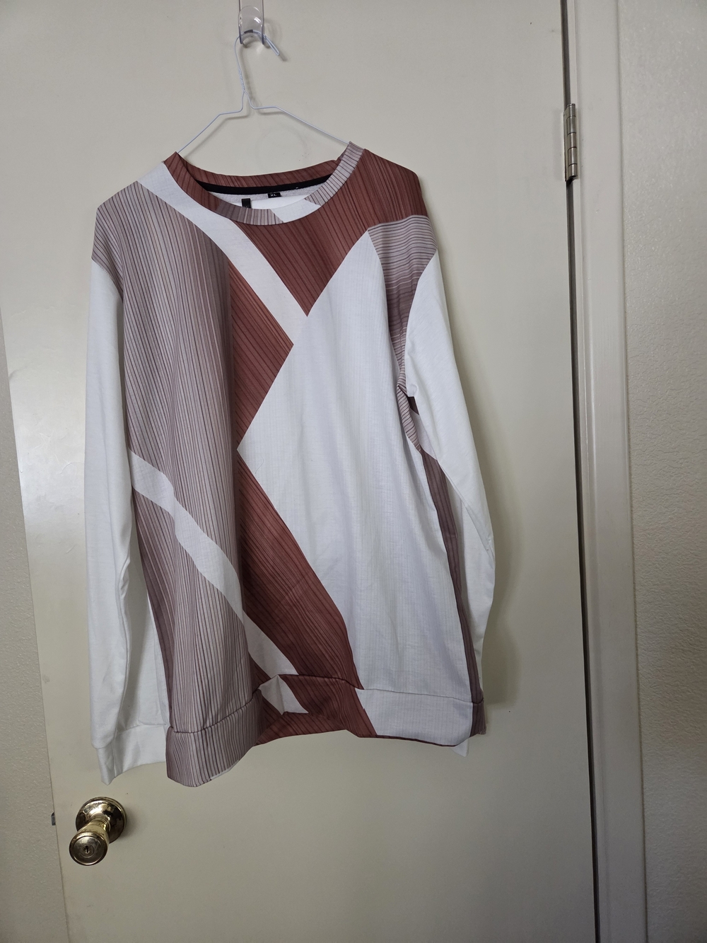 Men's Long-Sleeve Geometric Crewneck Shirt in Rust and White With White Pants